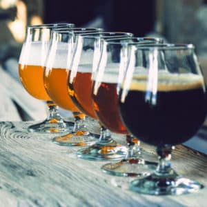 Gläser mit verschiedenen dunklen und hellen Bieren auf der Theke